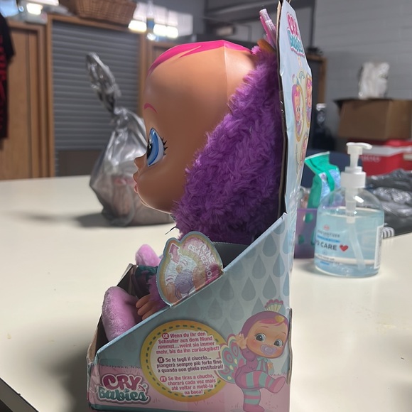 NIB Cry Babies Lizzy Baby Doll - Peacock cries real tears, realistic baby sounds - Picture 2 of 5